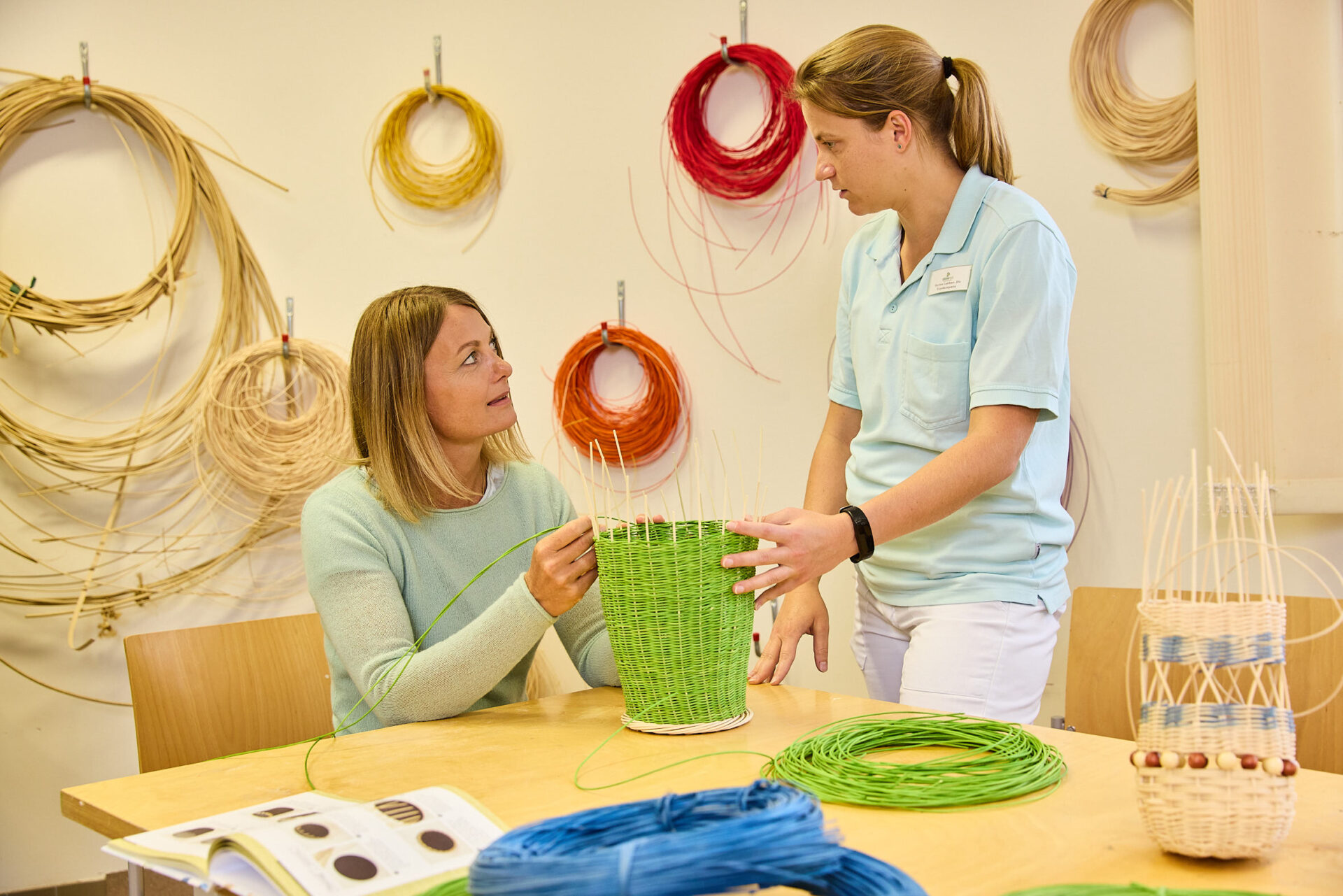 Therapeutin und Patientin im psychiatrischen Rehazentrum Therapeutin und Patientin im psychiatrischen Rehazentrum